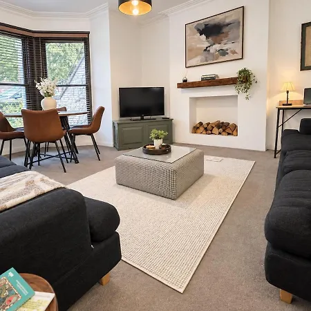 Clifton - 2 Bed Flat - Free Off Street Parking