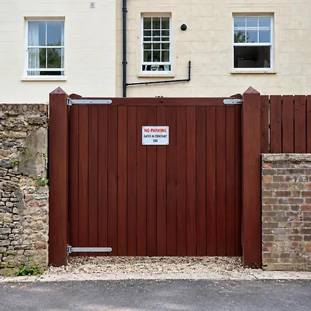 Clifton - 2 Bed Flat - Free Off Street Parking *