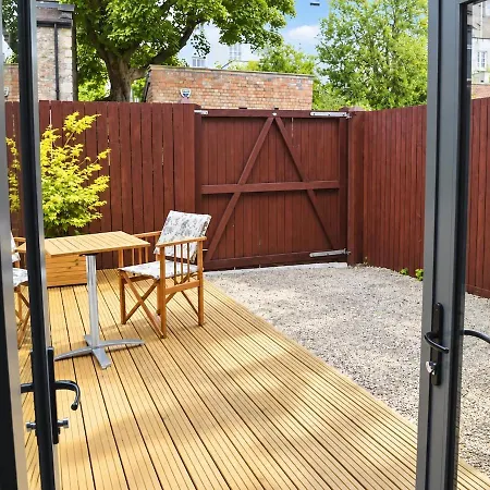 Clifton - 2 Bed Flat - Free Off Street Parking *
