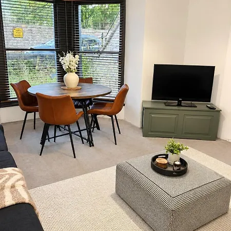 Apartment Clifton - 2 Bed Flat - Free Off Street Parking *